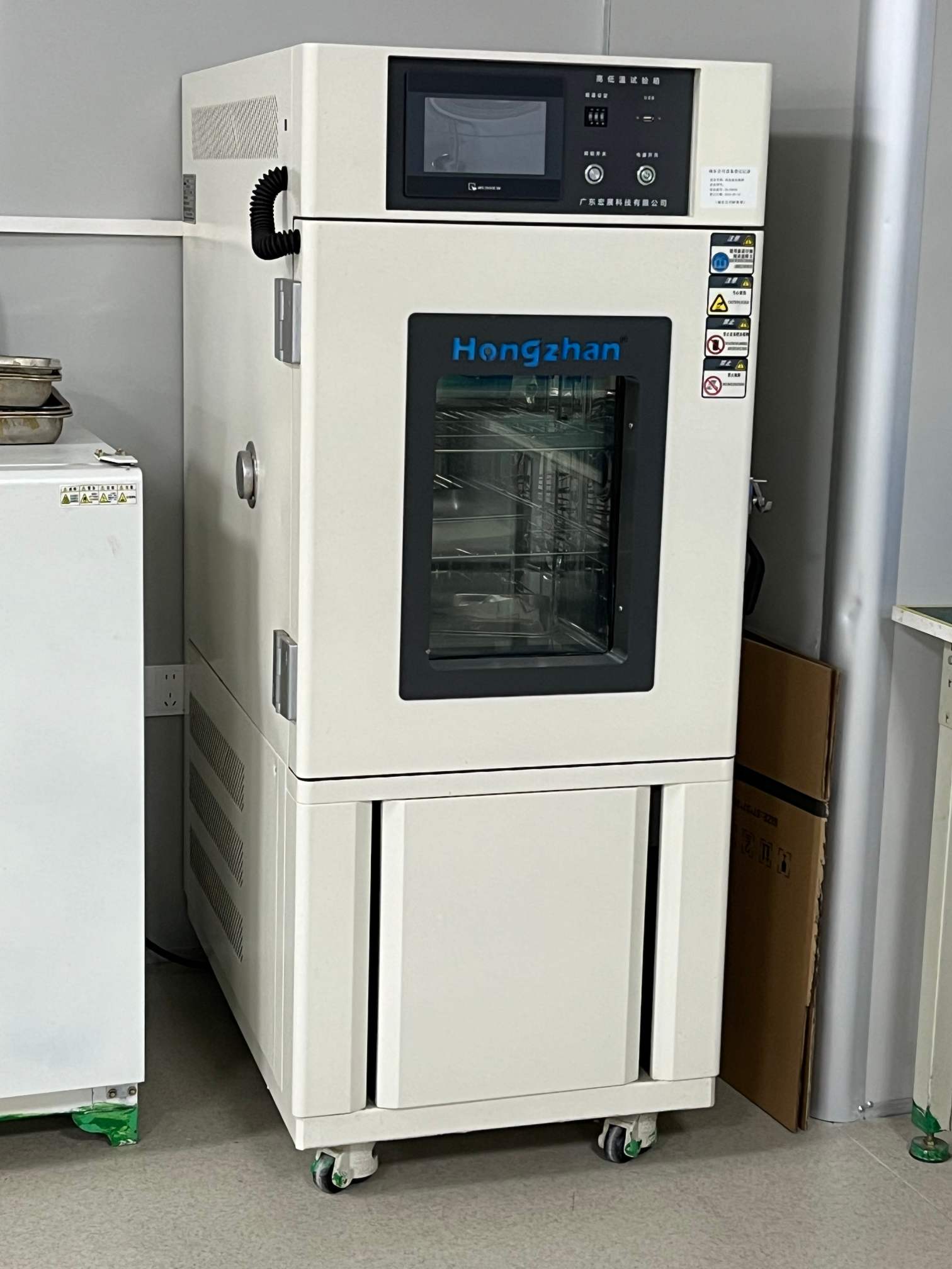 High and low temperature test chamber