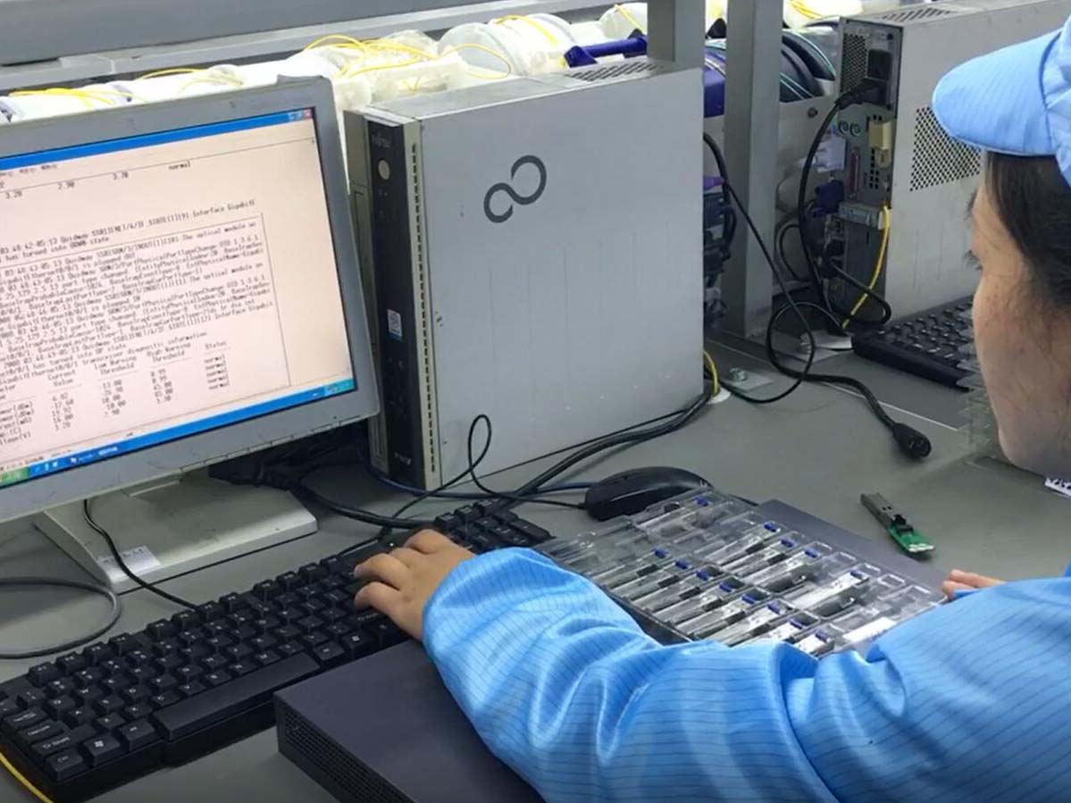 اختبار جهاز الإرسال والاستقبال الضوئي