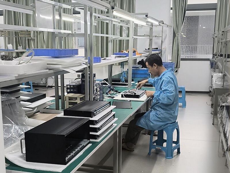 جي إم غاو يزور مصنع FiberWDM! شاهدوا مباشرةً عملية الإنتاج الخالية من الغبار وعملية اختبار المنتج النهائي